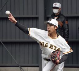 　ブルペンで投げ込む巨人のドラフト３位赤星。後方は桑田投手チーフコーチ＝宮崎