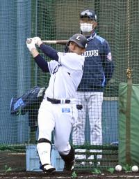 　打撃練習する西武・栗山。後方は辻監督＝日南・南郷
