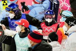 　ジャンプ混合団体の競技を終えた高梨沙羅（奥右から２人目）。右隣は伊藤有希、奥左は小林陵侑、左手前は佐藤幸椰＝７日、張家口（共同）