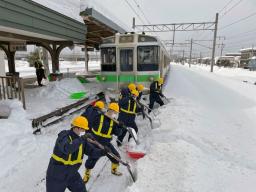 　ＪＲ平和駅で除雪作業する社員ら＝８日、札幌市（ＪＲ北海道提供）