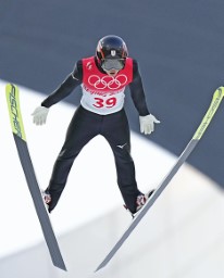 　男子個人ノーマルヒル　山本涼太の前半飛躍＝張家口（共同）
