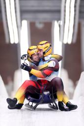 　リュージュ２人乗りで五輪３連覇を果たし、喜ぶドイツのウェンデル、アルト組＝延慶（ゲッティ＝共同）