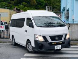 　送検のため沖縄県警名護署を出る逮捕された高校生を乗せた車＝１０日午前