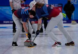　カーリング男子１次リーグ、ＲＯＣ戦でスイープする米国の選手たち＝９日、北京（ＡＰ＝共同）