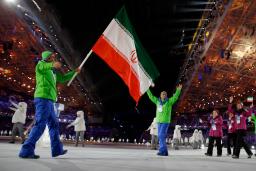 　２０１４年ソチ五輪開会式でイラン国旗を振るホセイン・サベフシェムシャキ（ＡＰ＝共同）
