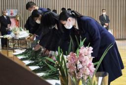 　えひめ丸事故の追想式典で献花する宇和島水産高の生徒ら＝１０日午前、愛媛県宇和島市