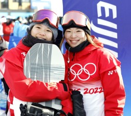 　女子ハーフパイプ決勝３回目を終えて笑顔の冨田せな（右）とるき＝張家口（共同）