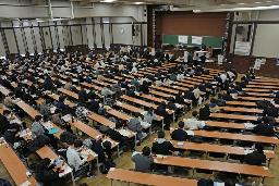 　大学入学共通テストの開始を待つ受験生ら＝１月１５日、東京都文京区の東大
