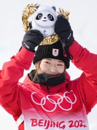 　スノーボードの女子ハーフパイプで銅メダルを獲得し、セレモニーで大会マスコットを掲げる冨田せな＝張家口（共同）