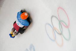 　スケルトンの男子２回戦でレースに臨むクリストファー・グローテア＝１０日、延慶（ＡＰ＝共同）