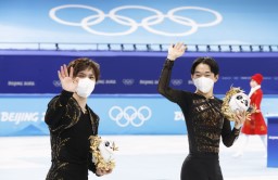 　フィギュアスケート男子で銀メダルを獲得した鍵山優真（右）と銅の宇野昌磨＝北京（共同）