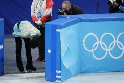 　男子フリーの演技後、一礼しリンクを後にする羽生結弦＝北京（共同）