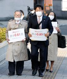 　昨年１０月の衆院選をめぐる「１票の格差」訴訟の広島高裁岡山支部判決に向かう原告側弁護士ら＝１０日午後