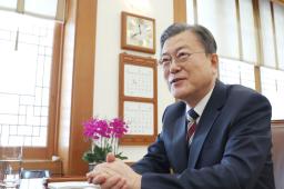 　写真撮影に応じる韓国の文在寅大統領（アジア太平洋通信社機構合同取材団・共同）