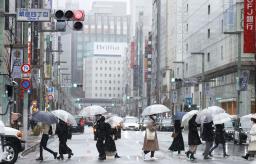 　東京・銀座を歩く人たち＝１０日午後