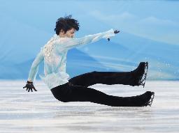 　男子フリー、クワッドアクセルで転倒する羽生結弦＝２月１０日、北京（共同）
