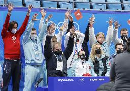 　フィギュアスケート団体で優勝が決まり、喜ぶＲＯＣの選手ら。前列左から２人目はカミラ・ワリエワ＝７日、北京（共同）