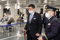　自衛隊の新型コロナウイルスワクチン大規模接種会場を視察する岸防衛相＝１０日午後、東京都千代田区（代表撮影）
