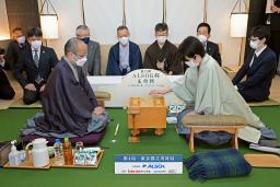 　第７１期王将戦７番勝負の第４局で渡辺明王将（左）と対局する藤井聡太四冠＝１１日午前、東京都立川市（代表撮影）