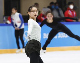 　公式練習で調整する河辺愛菜。奥左は坂本花織、同右は樋口新葉＝北京（共同）