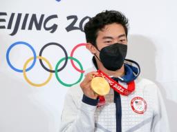 　記者会見で金メダルを手にするネーサン・チェン＝１１日、北京（共同）