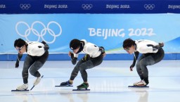 　調整する（左から）村上右磨、森重航、新浜立也＝北京（共同）