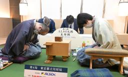 　第７１期王将戦７番勝負第４局の第１日を終え、一礼する渡辺明王将（左）と藤井聡太四冠＝１１日午後、東京都立川市（代表撮影）