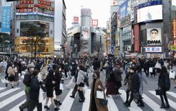 　マスク姿で東京・渋谷を行き交う人たち。国内で報告された新型コロナウイルス感染症による死者数は累計２万人を超えた＝１１日午後