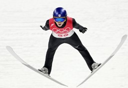 　男子個人ラージヒル予選　小林陵侑の飛躍＝張家口（共同）