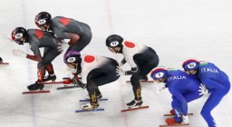 　男子５０００メートルリレー予選　宮田将吾（中央右）からタッチを受ける吉永一貴＝北京（共同）