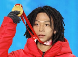 　スノーボード男子ハーフパイプのメダルセレモニーで金メダルを掲げる平野歩夢＝張家口（共同）