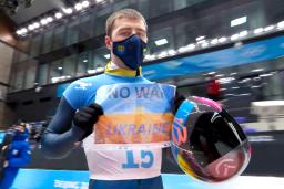 　テレビカメラに向けて平和を願うメッセージを示すウクライナのスケルトン男子選手、ウラジスラフ・ヘラスケビッチ＝１１日、延慶（ＮＢＣ提供・ＡＰ＝共同）