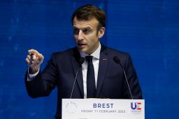 　１１日、海洋保護に関する国際ハイレベル会合で演説するフランスのマクロン大統領＝フランス西部ブレスト（ＡＰ＝共同）