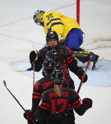 　アイスホッケー女子準々決勝、スウェーデン戦で１０点目を奪い、喜ぶカナダの選手たち＝１１日、北京（ロイター＝共同）