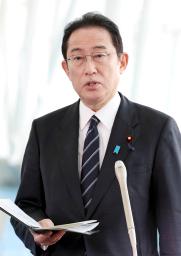 　視察先の羽田空港で記者団の取材に応じる岸田首相＝１２日午前（代表撮影）