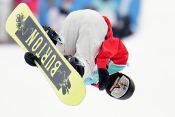 　女子ビッグエアの公式練習で、調整する村瀬心椛＝北京（共同）