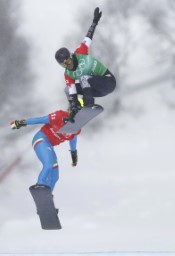 　混合団体スノーボードクロス決勝　滑走する米国Ａのリンジー・ジャコベリス（手前）＝張家口（共同）