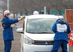 　女川原発３０キロ圏内からの住民避難を想定した訓練で行われた、車の放射線量の検査＝１２日午前、宮城県涌谷町