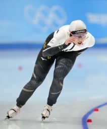　スピードスケート女子５０００メートルで滑走する堀川桃香＝１０日、北京（共同）