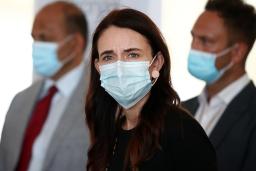 　４日、ニュージーランド・オークランドで、新型コロナウイルスのワクチン追加接種を促すアーダン首相（ゲッティ＝共同）