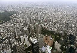 　東京都庁舎（中央）と周辺＝２０２１年６月（共同通信社ヘリから）