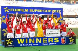 　川崎を破って優勝を果たし、喜ぶ浦和イレブン＝日産スタジアム