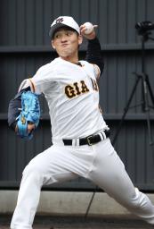 　フリー打撃に登板後、ブルペンで投げ込む巨人・高橋＝宮崎