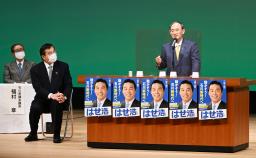 　石川県知事選に立候補する馳浩元文科相（左）の支持を表明する菅前首相＝１２日午後、石川県加賀市
