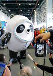 　北京冬季五輪メインメディアセンターで“取材対応”し、報道陣に囲まれる「ビンドゥンドゥン」＝１２日、北京（共同）