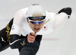 　男子５００メートル　滑走する村上右磨＝北京（共同）