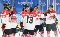 　フィンランドに敗れ、リンクを後にする久保（右端）ら＝北京（共同）