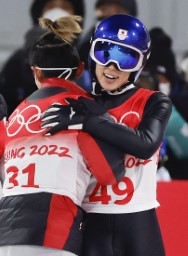 　男子個人ラージヒル決勝　２回目を終え、中村直幹（左）と抱き合って喜ぶ小林陵侑。銀メダルを獲得した＝張家口（共同）