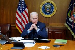 　１２日、ロシアのプーチン大統領と電話で話すバイデン米大統領（ホワイトハウス提供・ロイター＝共同）