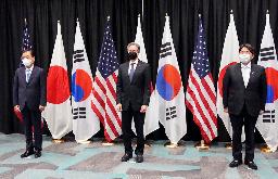 　３カ国外相会談に臨む（左から）韓国の鄭義溶外相、ブリンケン米国務長官、林外相＝１２日、米ハワイ・ホノルル（外務省提供）